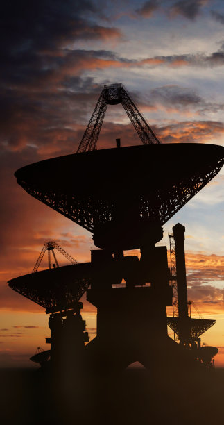 卫星天线映衬着乌云密布的天空图片下载