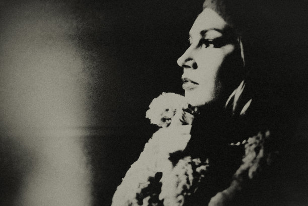 在光明与黑暗之间的年轻女子。图片下载