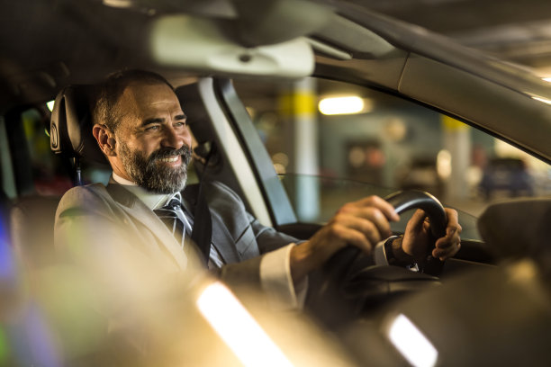 中年男子开着他的车。图片下载