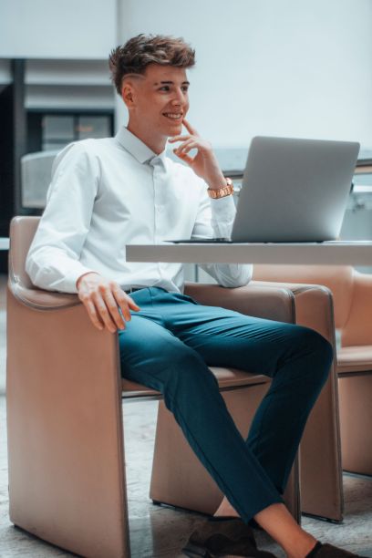 年轻英俊的商人在办公室用笔记本电脑工作图片下载