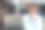 年轻英俊的商人在办公室用笔记本电脑工作图片下载