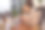 微笑的女花匠在花艺工作室的笔记本电脑上工作，用手机检查客户的订单图片下载