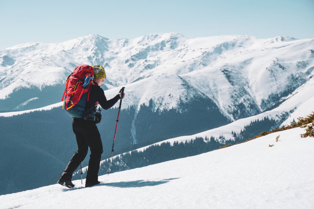 美丽的照片，一个男性登山者在山上在冬季图片下载
