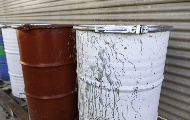 生锈的金属容器图片下载