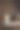 垂直镜头:木桌上的玻璃杯里盛着精酿啤酒，背景是一个木桶图片下载