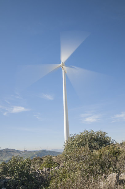 垂直拍摄的涡轮机在塞维利亚南部山脉，安达卢西亚，西班牙图片下载
