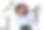 商业黑人妇女正在办公室与客户电话交谈。女性阅读新闻、报告或电子邮件。在线问题，财务错误，故障排除图片下载