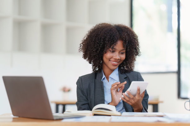 财务顾问，公司会计师，非洲女职员。分析利益，享受经济上的成功，工作上的高结果图片下载