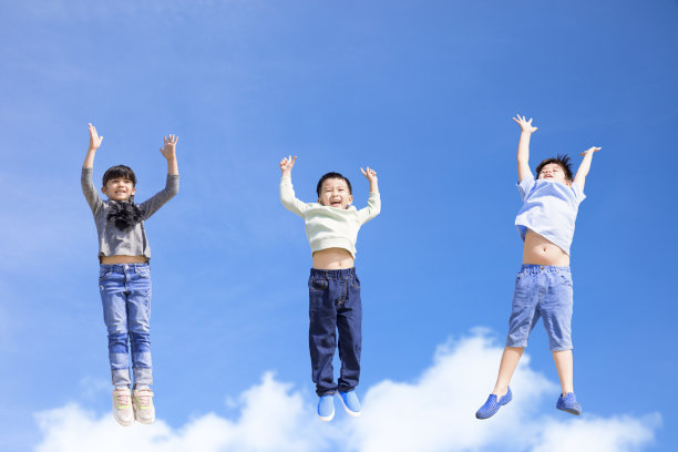 快乐的孩子们在蓝天下蹦蹦跳跳图片下载