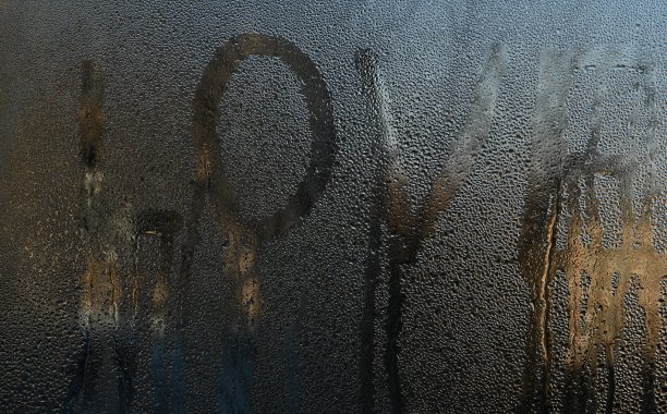 “爱”字写在湿玻璃上。图片下载
