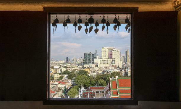 从泰国金山寺(Wat Saket)的窗口俯瞰曼谷。图片下载
