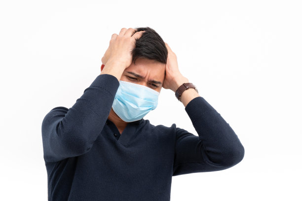 一名白人男子戴着面具，在白色背景上显示出孤立的痛苦手势图片下载