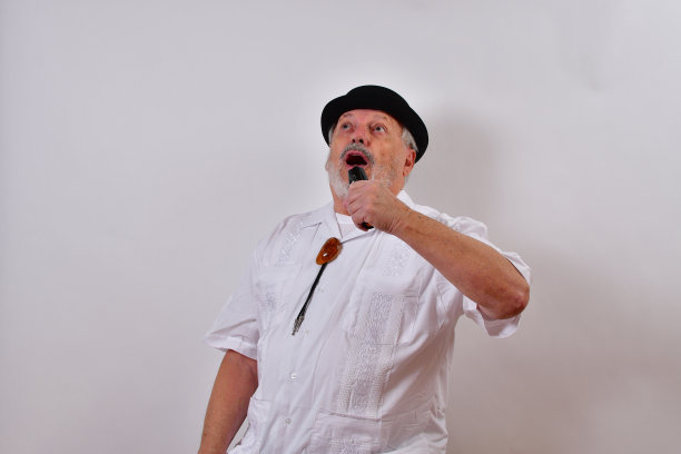 英俊浪漫的老男人给妻子唱小夜曲图片下载