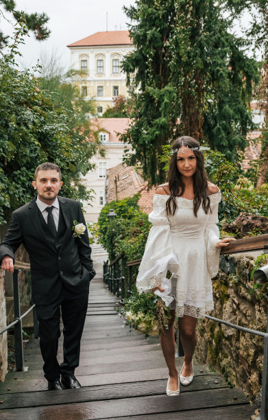 婚礼当天，新郎新娘站在城市的木楼梯上。图片下载