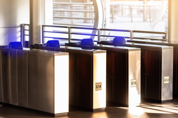 选择性聚焦到天空火车站的自动闸门机。现代化自动售票网关。门禁乘客。图片下载