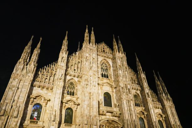 意大利米兰的大都会大教堂——圣玛丽诞生大教堂的夜景图片下载