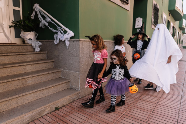 一群白人孩子在户外穿着万圣节服装的特写镜头图片下载