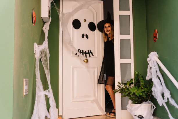 一个年轻的白人女人，伪装成女巫图片下载