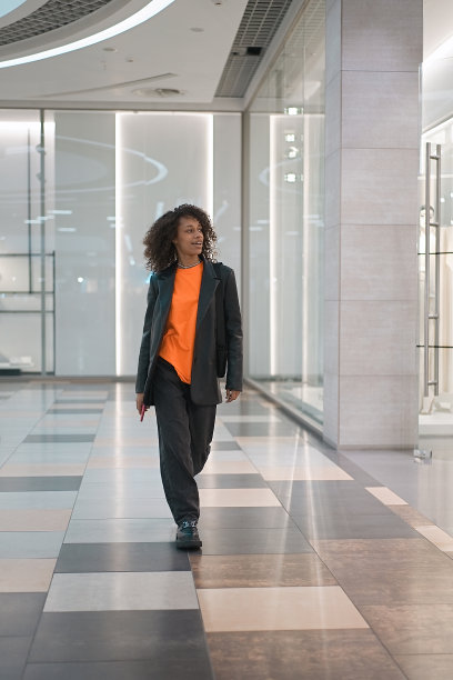 一个非裔美国女孩走在商场里图片下载