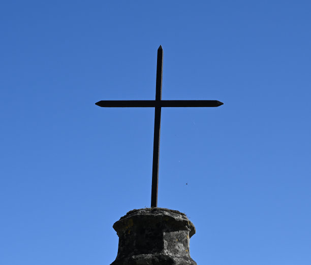 锻造的基督教十字架在蓝天上图片下载
