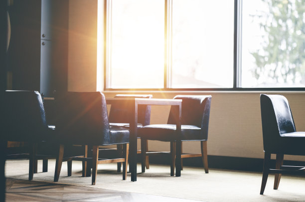 空荡荡的会议室里有皮椅和木桌图片下载