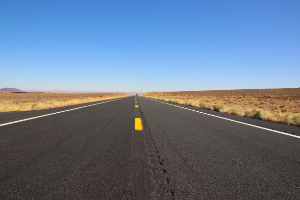 特写的美国乡村道路与广阔的视野到虚无图片下载