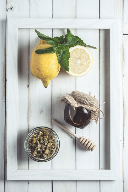 洋甘菊输液在一个框架上的白色旧木板图片下载