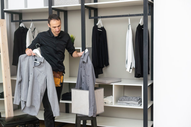 年轻人整理衣柜图片下载