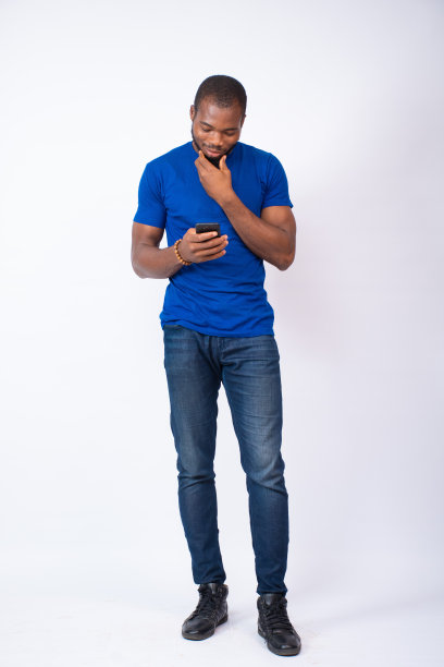 年轻的黑人看着他的手机图片下载
