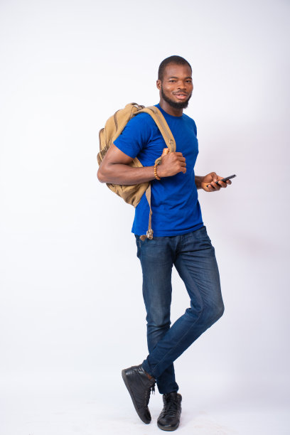 黑人学生在用手机图片下载