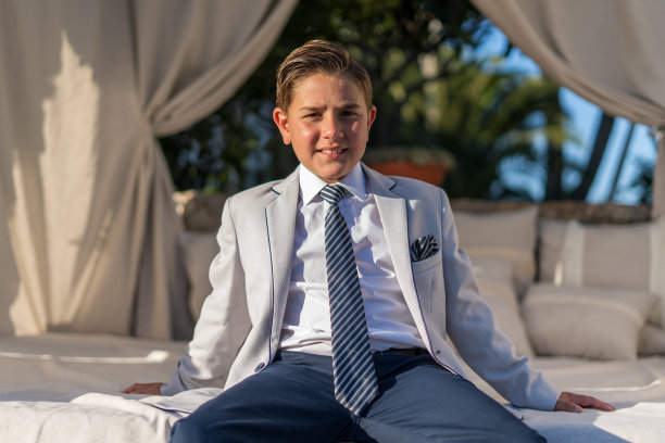 可爱的男孩穿着正装摆造型图片下载