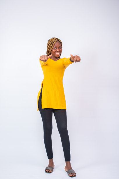 年轻黑人女性广告理念，兴奋快乐的女性图片下载