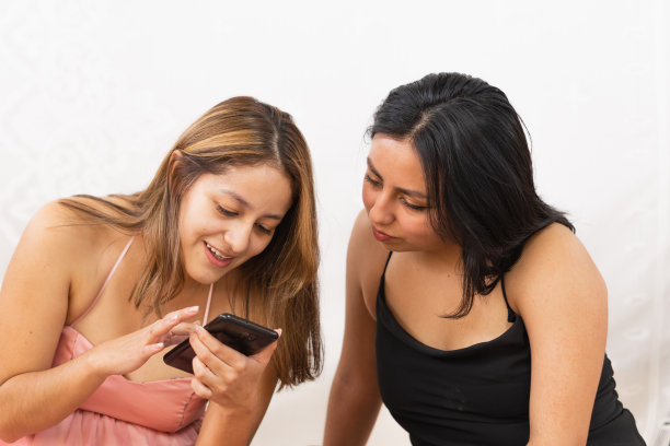 年轻女性用手机上网找照片图片下载