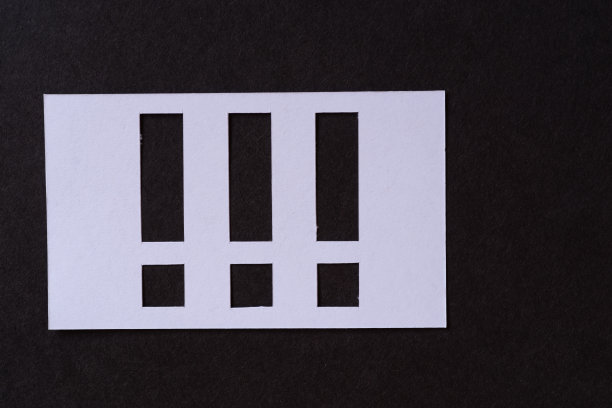 黑色背景上有感叹号图片下载