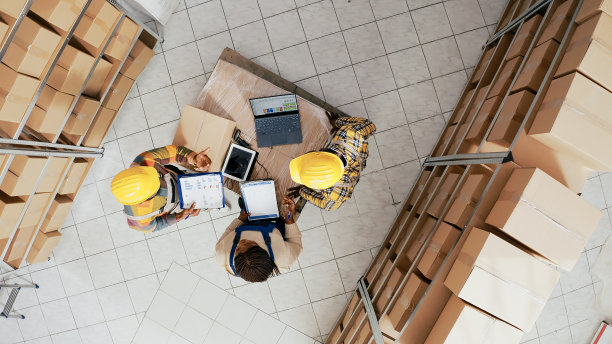 仓库工人将产品装箱图片下载