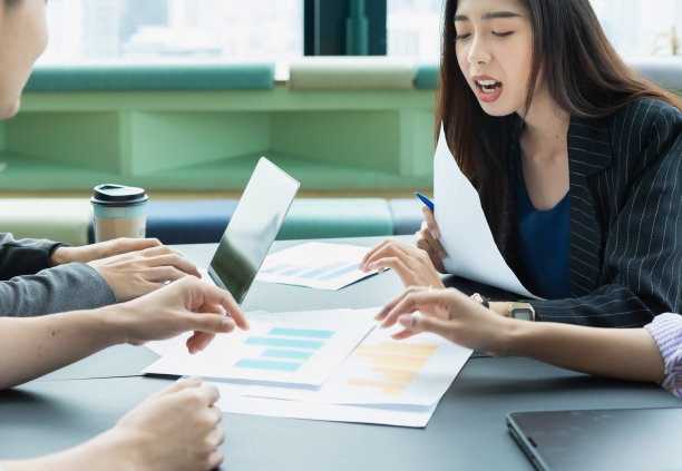 一群朋友在放松的地方一起讨论金融研究。女人坐在桌子上，谈论和讨论报告。一群学生在学习和学习图片下载