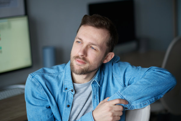 正面的白人自由职业者的肖像，期待在家庭办公室图片下载