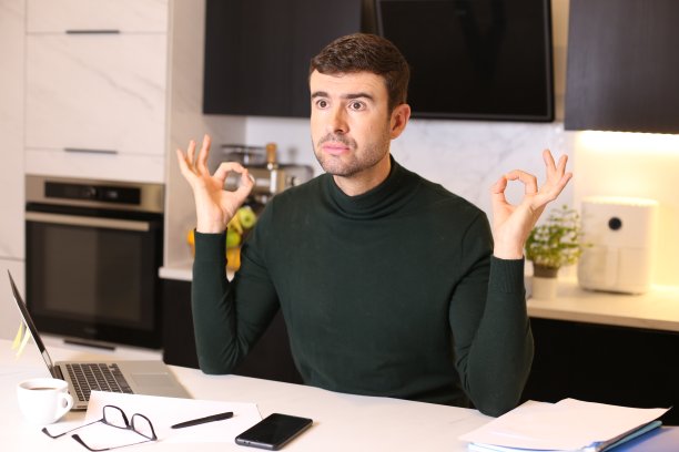 商人在家工作时做瑜伽图片下载