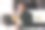 一个带着狗在家工作的男人图片下载