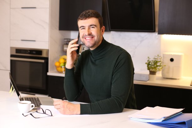 帅哥打电话来图片下载