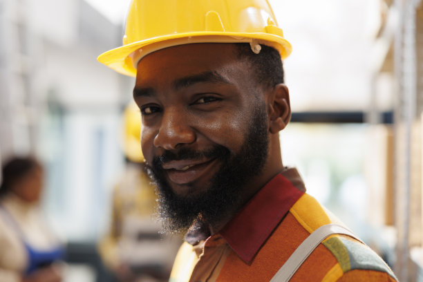 微笑的非裔美国青年仓库勤杂工脸肖像图片下载