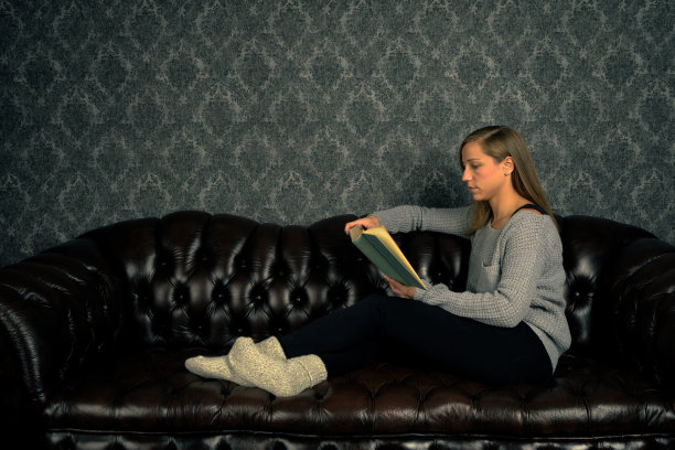 沙发上的阅读女孩图片下载