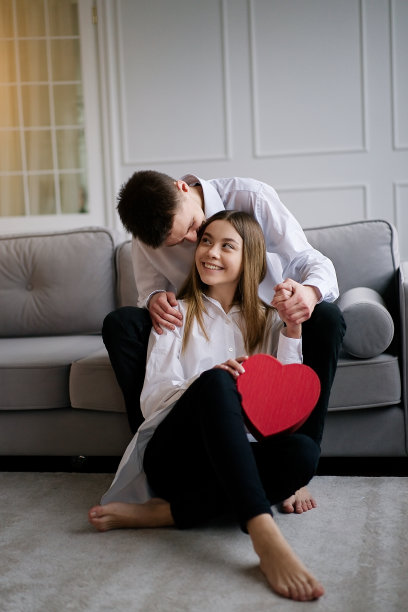 情侣庆祝情人节图片下载