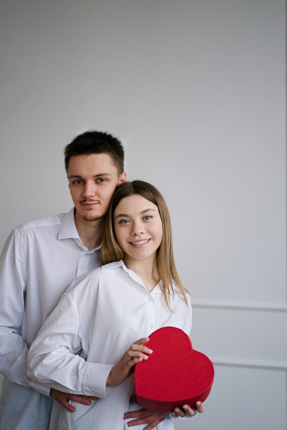 情侣庆祝情人节图片下载