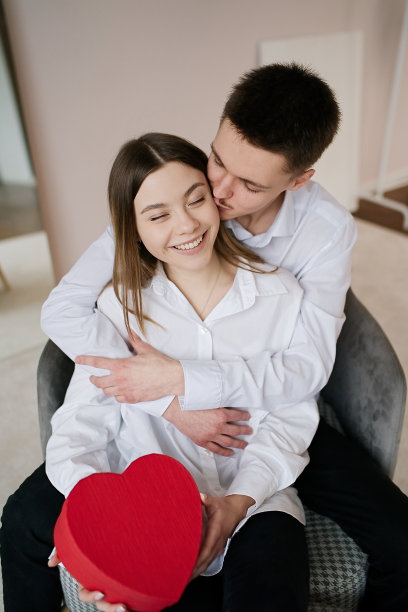 情侣庆祝情人节图片下载