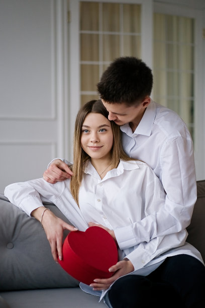 情侣庆祝情人节图片下载