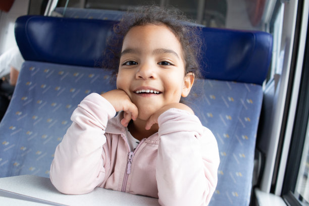 西班牙小女孩坐火车度假图片下载