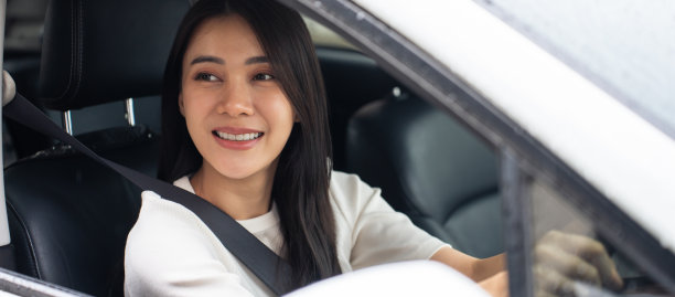 亚洲美女司机在开车前系好安全带。迷人的年轻女孩在车内系好安全安全带，快乐而自信。安全驾驶理念。图片下载