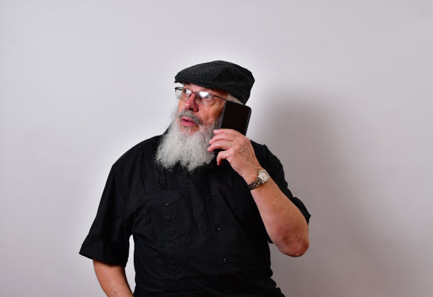 老男人在用智能手机说话图片下载