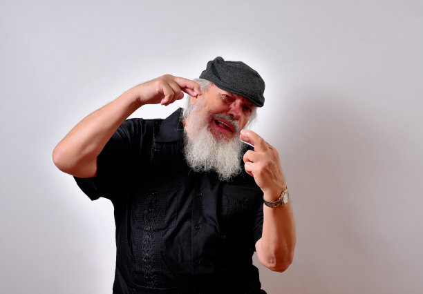 心烦意乱的高级男子希望事情会变得更好，他的手指交叉图片下载